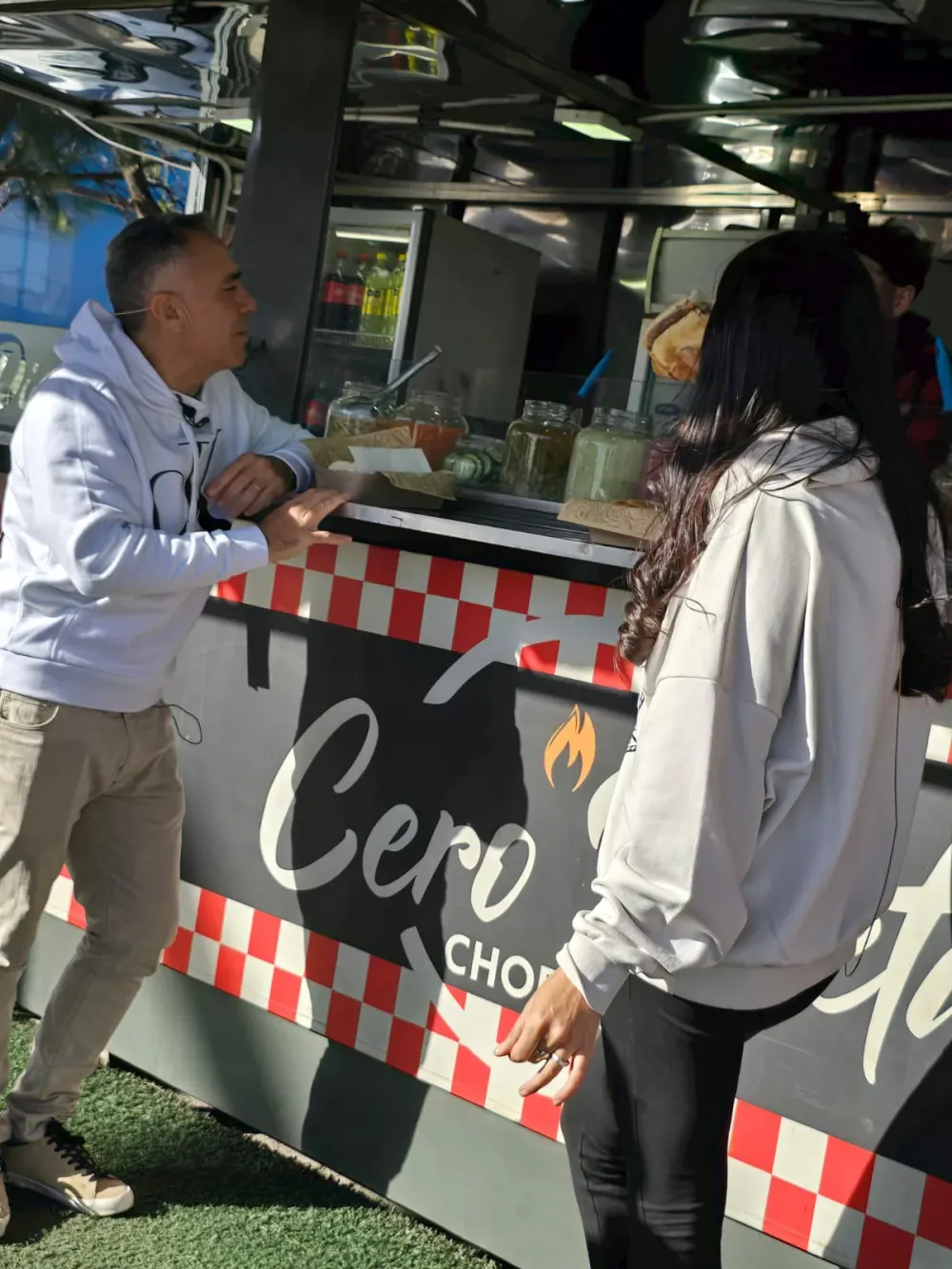 Clientes en el mostrador del carro