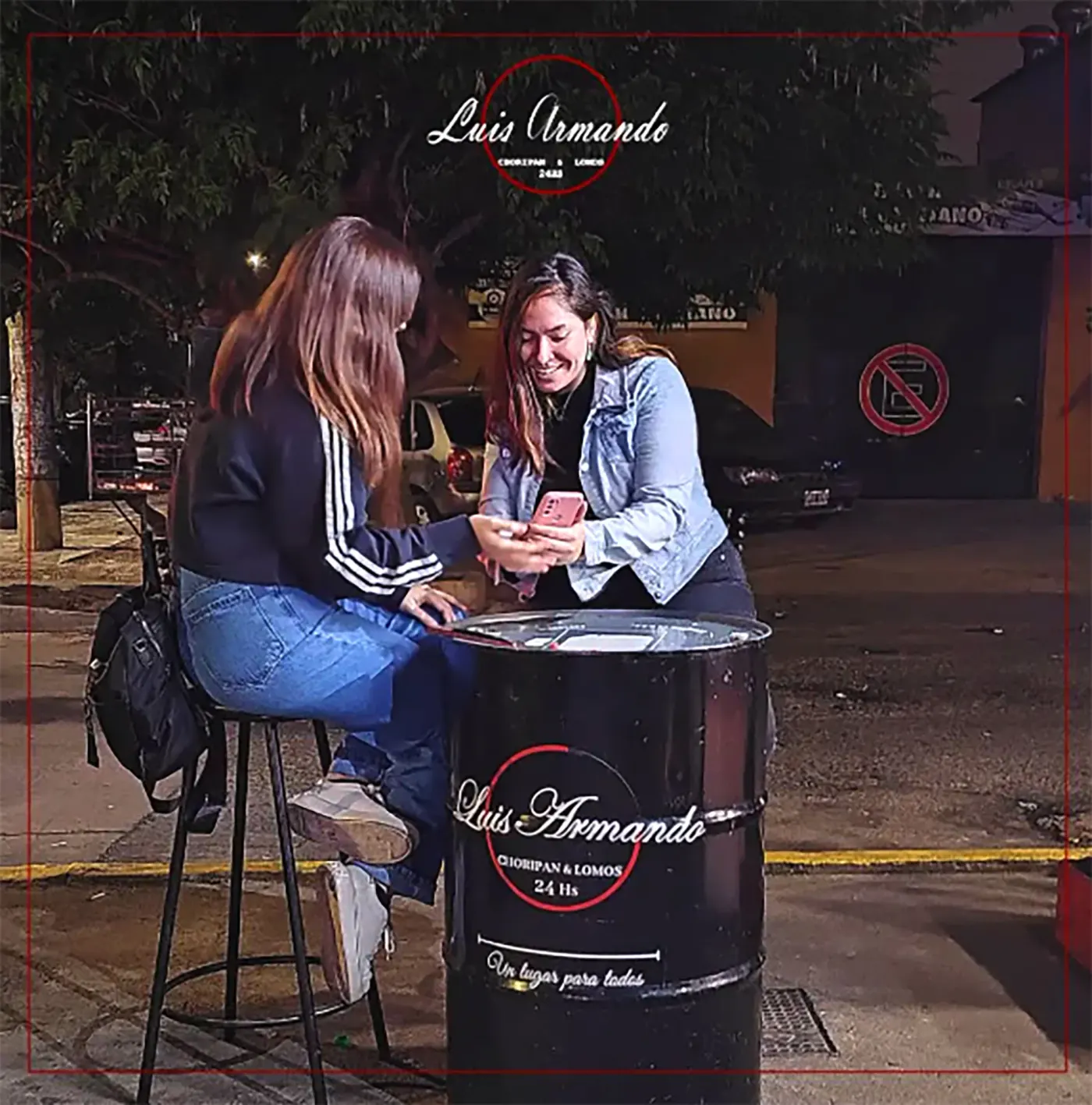 Dos amigas en la puerta de Luis Armando